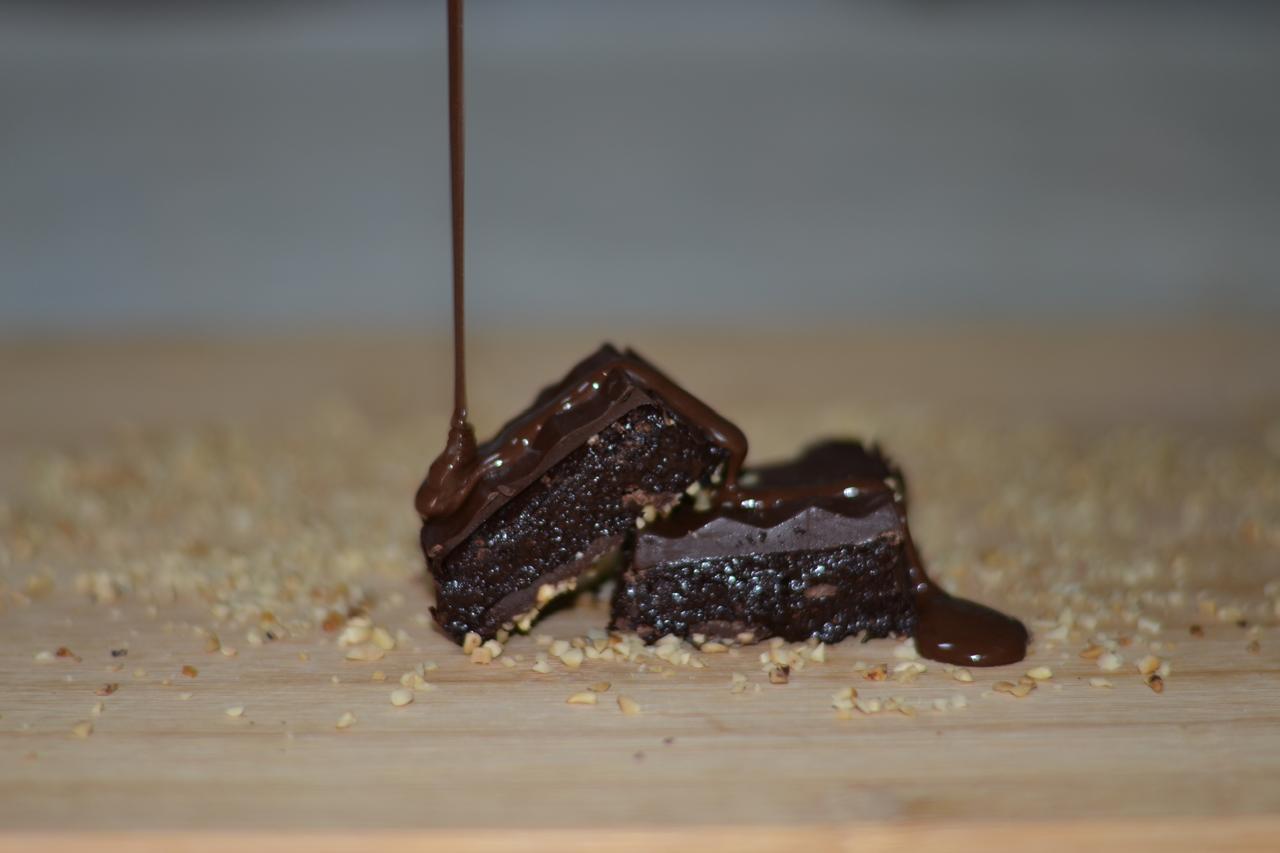 Whey Bar Chocolate 70% c/ Castanha 4un - 80g - Imagem 2
